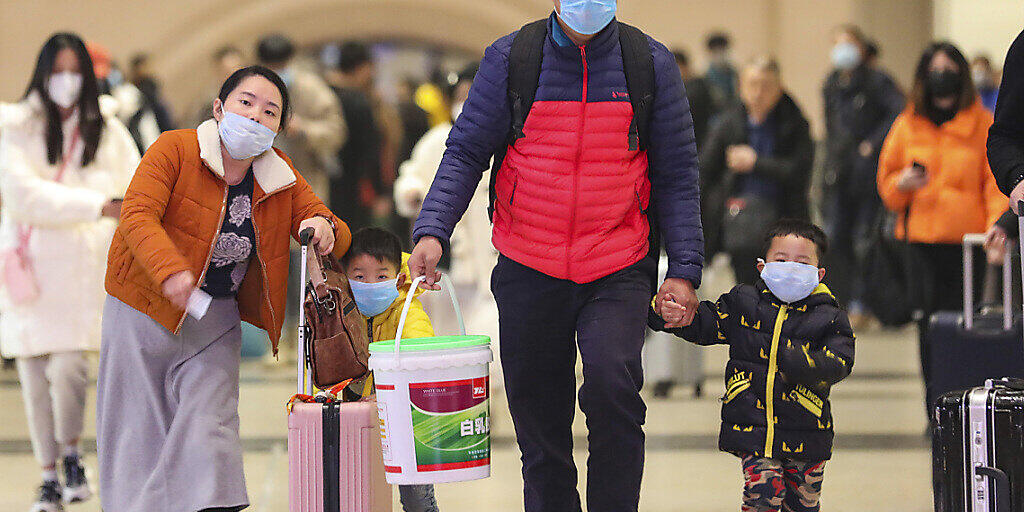 Reisende mit Gesichtsmasken im Bahnhof von Wuhan. Nach neusten Behördenangaben sind bisher 17 Menschen durch das neue Corona-Virus gestorben. Reisende mit Gesichtsmasken im Bahnhof von Wuhan. Nach neusten Behördenangaben sind bisher 17 Menschen durch das neue Corona-Virus gestorben.