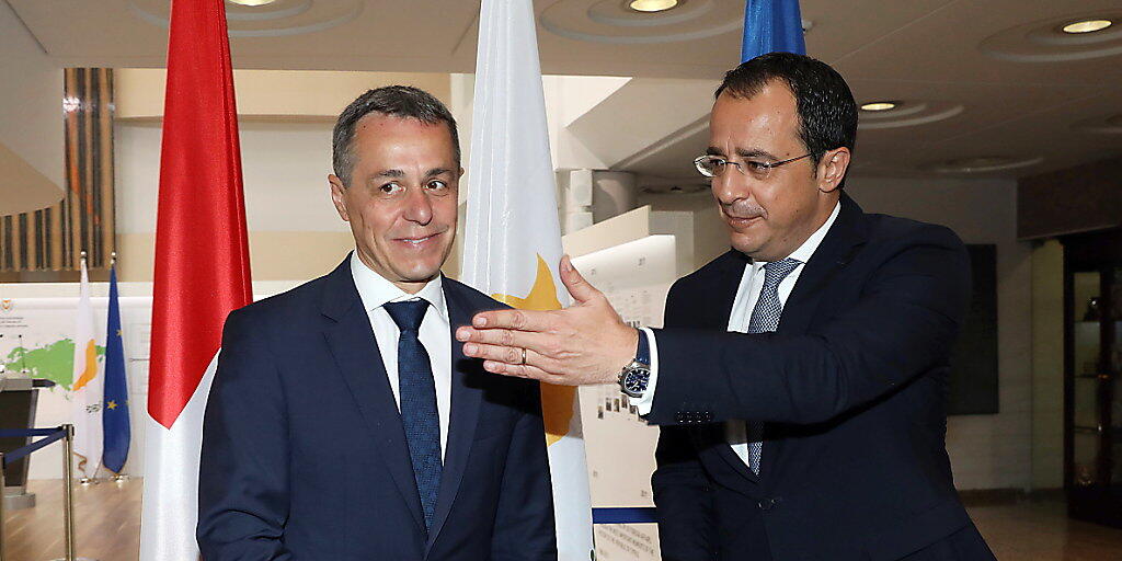 Besuch in Nikosia: Aussenminister Ignazio Cassis (links) beim Empfang durch seinen Amtskollegen Nikos Christodoulides im Aussenministerium.