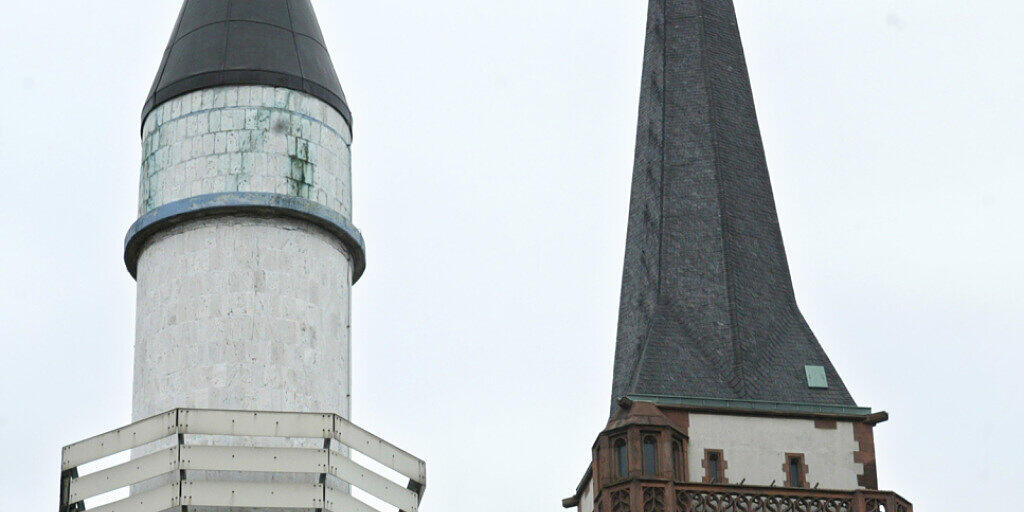 Das Minarett der Sultan-Selim-Moschee und der Turm der katholischen Liebfrauenkirche in Mannheim, Deutschland. (Symbolbild)