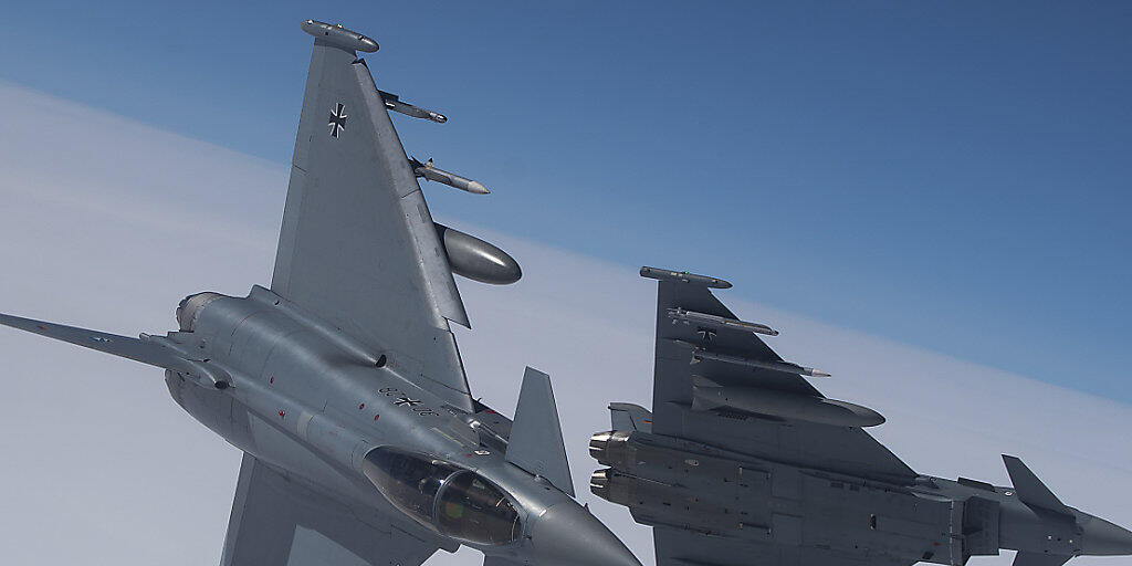 Zwei Eurofighter der deutschen Bundeswehr sind in Mecklenburg-Vorpommern abgestürzt. Die beiden Piloten betätigten die Schleudersitze. (Symbolbild) Zwei Eurofighter der deutschen Bundeswehr sind in Mecklenburg-Vorpommern abgestürzt. Die beiden Piloten betätigten die Schleudersitze. (Symbolbild)