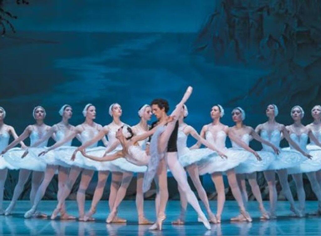 Für manche ist es Kitsch, anderen wärmt klassisches russisches Ballett traditionell im Winter die Herzen: Auch dieses Jahr tourt das Staatliche Russische Ballett Moskau mit "Nussknacker" und "Schwanensee" durch Deutschland und die Schweiz. (zVg) Für manche ist es Kitsch, anderen wärmt klassisches russisches Ballett traditionell im Winter die Herzen: Auch dieses Jahr tourt das Staatliche Russische Ballett Moskau mit "Nussknacker" und "Schwanensee" durch Deutschland und die Schweiz. (zVg)