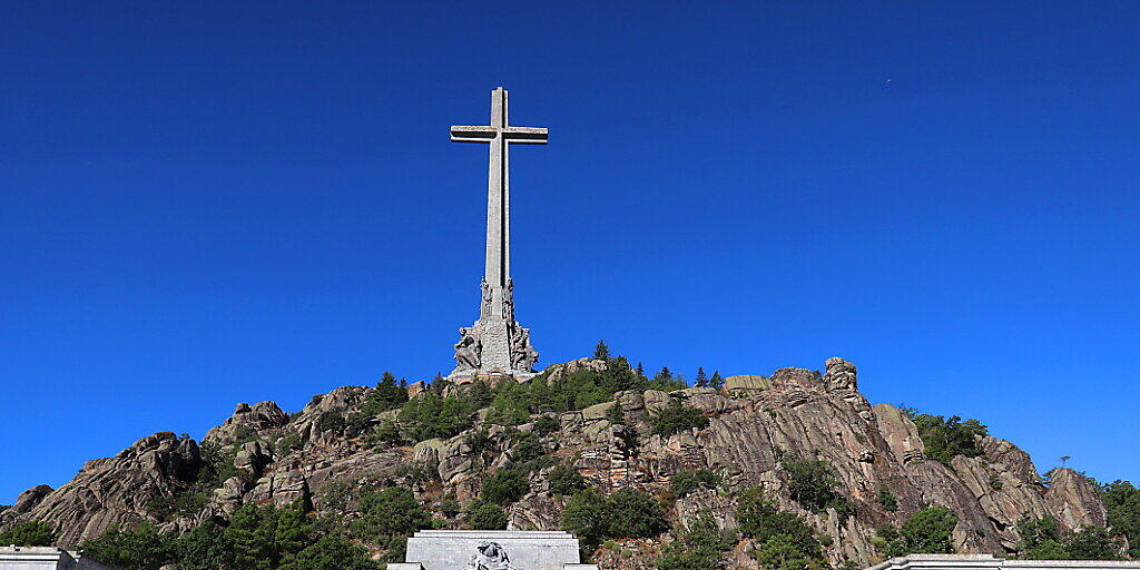 Das Valle de los Caídos (Tal de Gefallenen) ist eine monumentale Gedenkstätte in der Nähe von El Escorial in der Sierra de Guadarrama in Spanien. Hier befindet sich die Grabstätte des Ex-Diktators Franco. (Archivbild) Das Valle de los Caídos (Tal de Gefallenen) ist eine monumentale Gedenkstätte in der Nähe von El Escorial in der Sierra de Guadarrama in Spanien. Hier befindet sich die Grabstätte des Ex-Diktators Franco. (Archivbild)