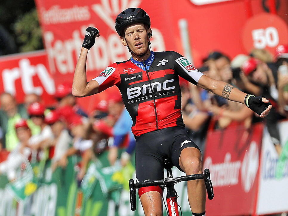 Ausgepumpt fährt der italienische BMC-Profi Alessandro De Marchi nach langen und harten 208 km dem Tagessieg entgegen