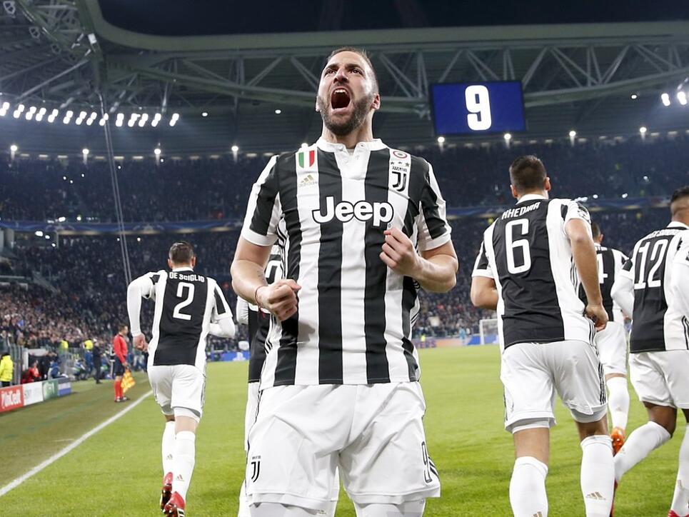 Juventus' Gonzalo Higuain feiert seinen Champions-League-Rekord