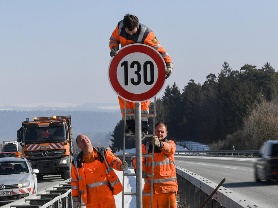An der deutschen Autobahn A81 wird ein Schild mit der Aufschrift "130" montiert. Die umstrittene Geschwindigkeitsbeschränkung von 130 Kilometern pro Stunde trat am Mittwochnachmittag in Kraft.