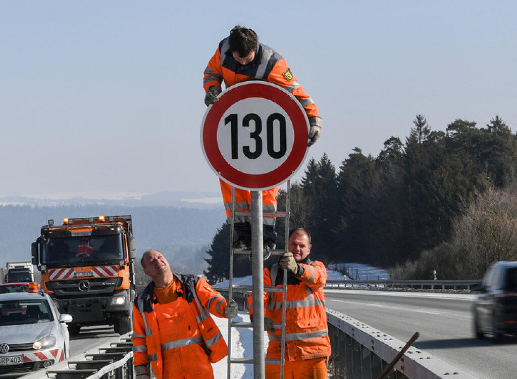 An der deutschen Autobahn A81 wird ein Schild mit der Aufschrift "130" montiert. Die umstrittene Geschwindigkeitsbeschränkung von 130 Kilometern pro Stunde trat am Mittwochnachmittag in Kraft. An der deutschen Autobahn A81 wird ein Schild mit der Aufschrift "130" montiert. Die umstrittene Geschwindigkeitsbeschränkung von 130 Kilometern pro Stunde trat am Mittwochnachmittag in Kraft.