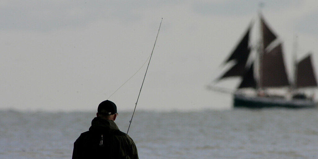 Ein Angler in der Ostsee nahe Strande in Deutschland. (Archivbild) Ein Angler in der Ostsee nahe Strande in Deutschland. (Archivbild)