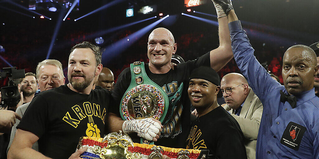 Tyson Fury (Bildmitte) ist neuer WBC-Schwergewichts-Weltmeister
