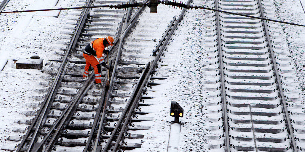Der Bahnverkehr hat sich in der Westschweiz am Montagnachmittag wieder normalisiert. Bei Bellinzona kam es dagegen wegen einer Fahrleitungsstörung zu einem länger dauernden Unterbruch.