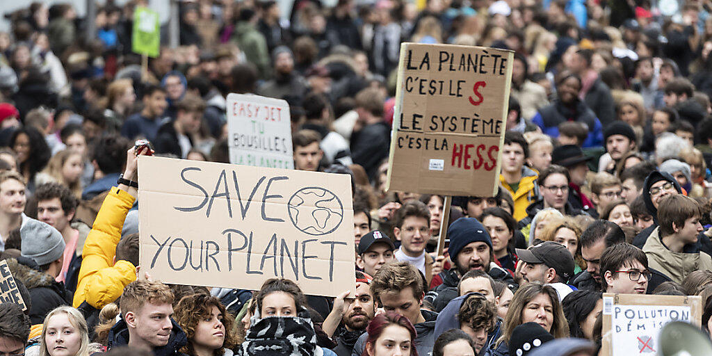 Tausende Jugendliche gehen in Lausanne für den Klimastreik auf die Strasse.