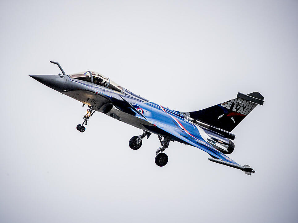 Vier Rafale-Kampfjets der französischen Marine landen am Mittwoch zu Trainingszwecken in Meiringen im Berner Oberland. (Archivbild)