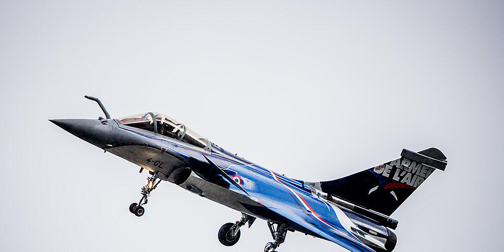 Vier Rafale-Kampfjets der französischen Marine landen am Mittwoch zu Trainingszwecken in Meiringen im Berner Oberland. (Archivbild)