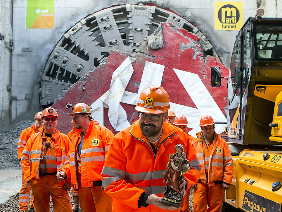Ein Mineur feiert den Durchstich des Eppenbergtunnel.