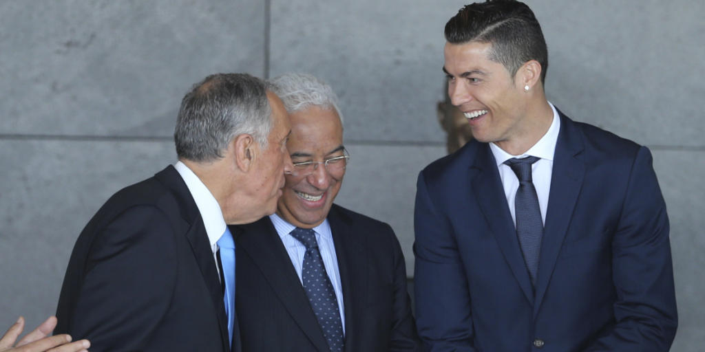 Scherzen an der offiziellen Umbenennung des Flughafens von Funchal: Staatspräsident Marcelo Rebelo de Sousa, Premierminister Antonio Costa und Cristiano Ronaldo