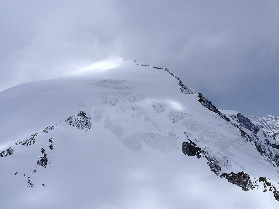 Im Gebiet des Pigne d'Arolla mussten über ein Dutzend Skitourengänger wegen eines Wettereinbruchs im Freien übernachten. Mindestens sechs Personen überlebten die Strapazen und die Kälte nicht.
