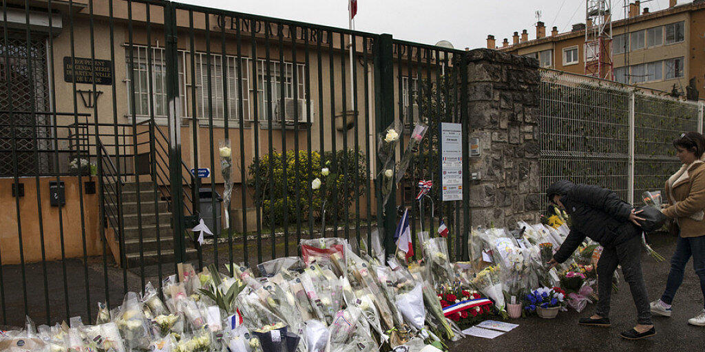 Niedergelegte Blumen vor dem Polizei-Hauptquartier in Carcassonne im Gedenken an die Opfer des islamistischen Anschlags vom Freitag. (Archiv)