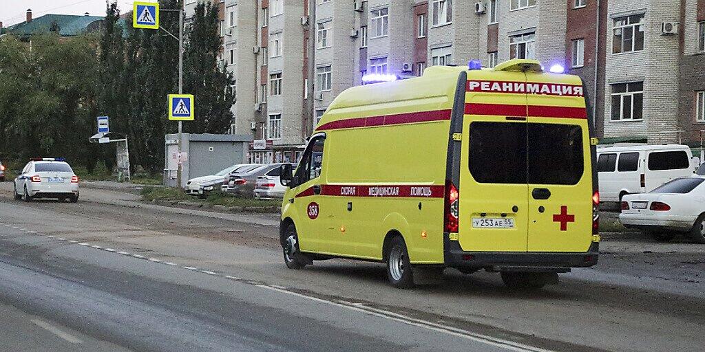 Ein Krankenwagen bringt den Kremlkritiker Nawalny von einem Krankenhaus, in dem er wegen Vergiftungsverdacht behandelt wurde, zum Flughafen. Foto: Evgeniy Sofiychuk/AP/dpa