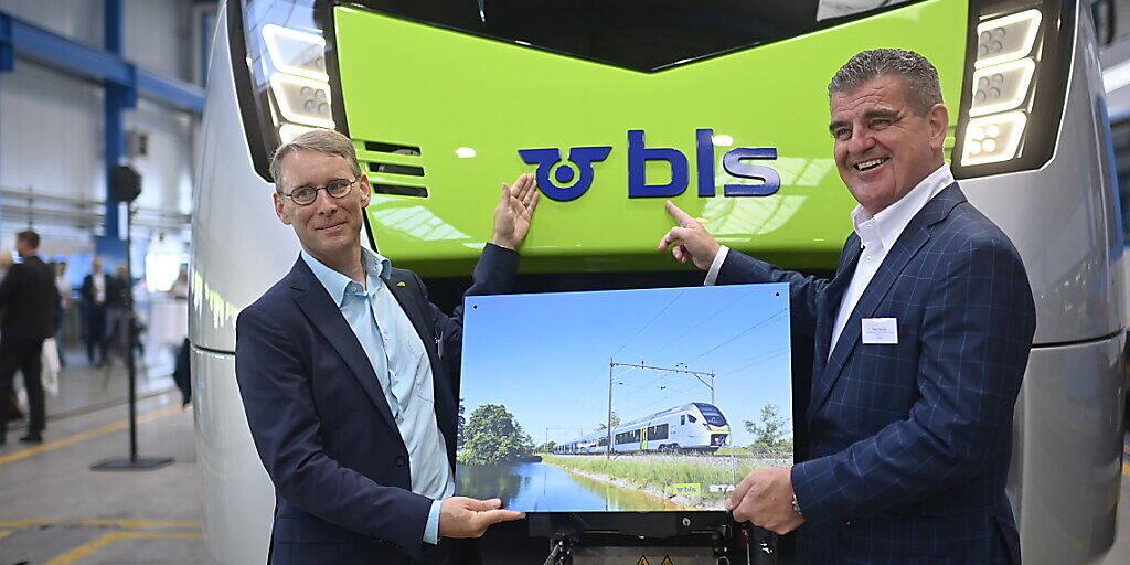 Bernard Guillelmon, CEO der BLS (links), und Peter Spuhler, Verwaltungsratspräsident und CEO ad interim von Stadler, beim Roll-out des Zugs.