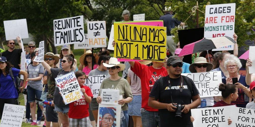 Tausende demonstrieren seit Wochen gegen Missstände in den US-Internierungslagern - hier am 2. Juli in Richardson, Texas.