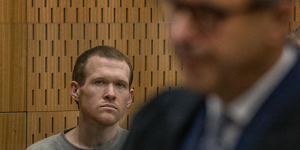 Brenton Tarrant (l), Attentäter von Christchurch, sitzt im Gerichtssaal im High Court. Eineinhalb Jahre nach den blutigen Anschlägen auf zwei Moscheen im neuseeländischen Christchurch ist der Attentäter Tarrant zu einer lebenslangen Haftstrafe verurteilt worden. Foto: John Kirk-Anderson/POOL The Press/dpa