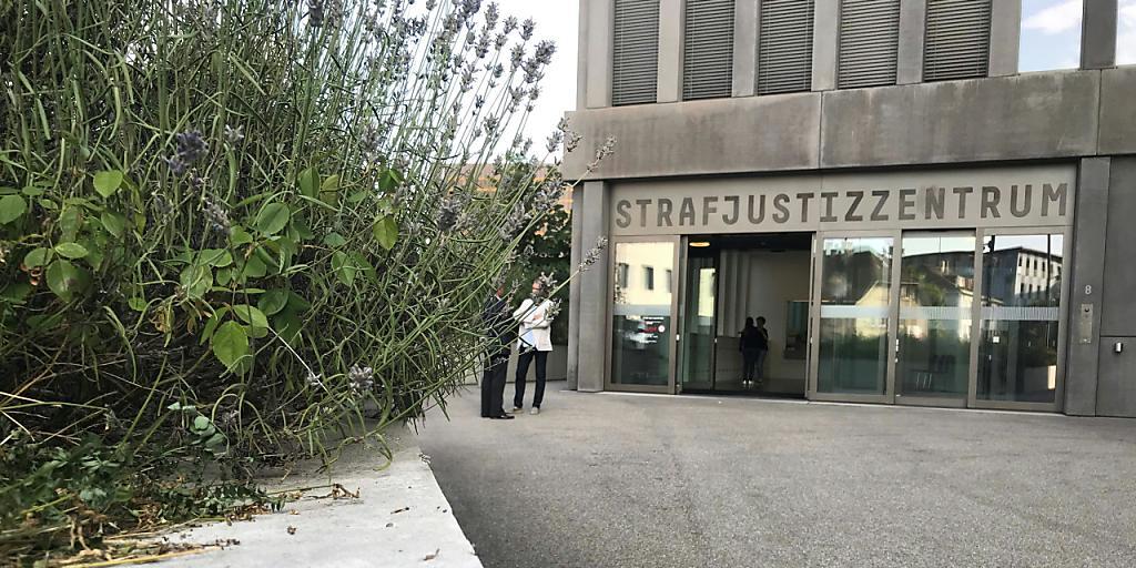 Im Sterbehilfe-Prozess vor dem Baselbieter Strafgericht im Strafjustizzentrum in Muttenz halten Staatsanwaltschaft und Verteidigung ihre Plädoyers.