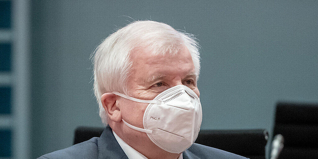 ARCHIV - Horst Seehofer (CSU), Bundesminister des Innern, für Bau und Heimat, wartet auf den Beginn der Sitzung des Bundeskabinetts im Kanzleramt. Foto: Michael Kappeler/dpa-pool/dpa
