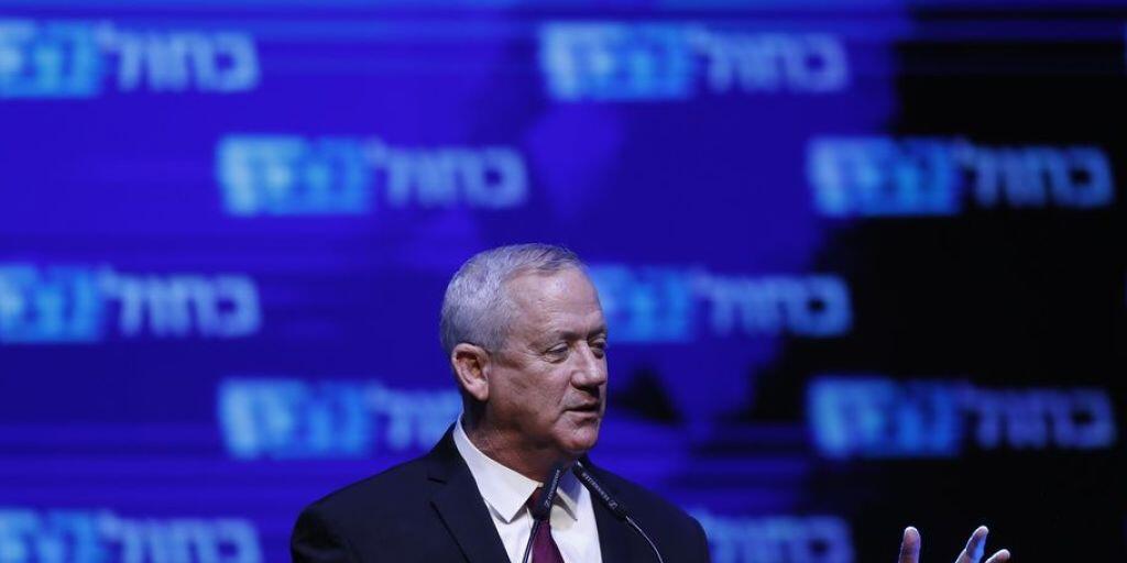 Ex-General und Vorsitzender der Partei Blau-Weiss, Benny Gantz, spricht zu seine Anhängern nach den Wahlen in der Nacht auf Mittwoch. (Archivbild) Ex-General und Vorsitzender der Partei Blau-Weiss, Benny Gantz, spricht zu seine Anhängern nach den Wahlen in der Nacht auf Mittwoch. (Archivbild)