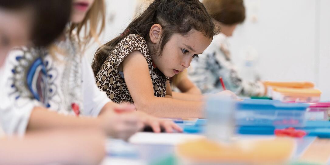 SCHULE SUHR, VOLKSSCHULE, GEMEINDE SUHR, SCHULAUSBILDUNG, OBLIGATORISCHE SCHULAUSBILDUNG, SCHULBILDUNG, BILDUNGSSYSTEM, SCHULWESEN, OEFFENTLICHES SCHULWESEN, PRIMARSCHULE, PRIMAR, GRUNDSCHULE, UNTERSTUFE, SCHULZIMMER, KLASSENZIMMER, REALIEN, LESEN,