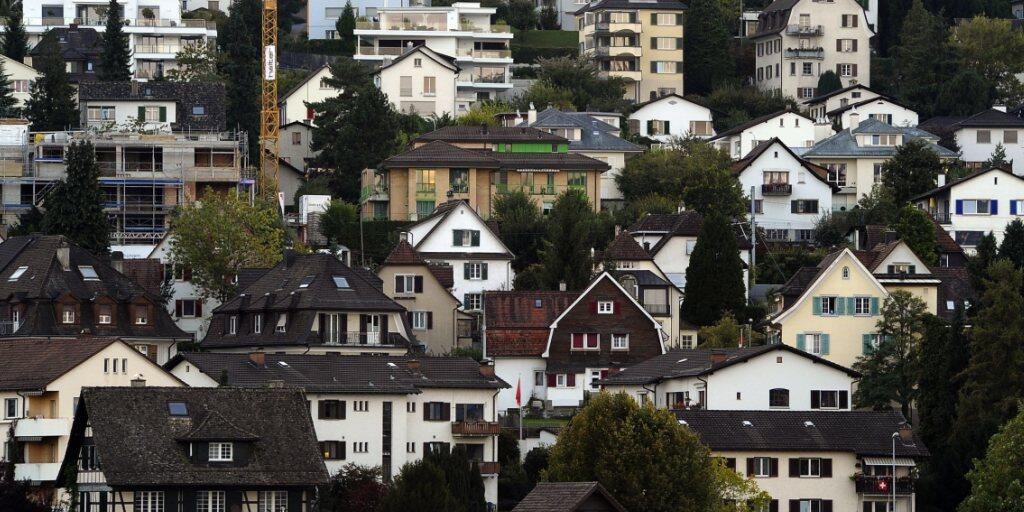 Der Risikoindex des Hypothekenvermittlers Moneypark zeigt ein mittleres Risiko einer Blasenbildung am Immobilienmarkt. (Archivbild) Der Risikoindex des Hypothekenvermittlers Moneypark zeigt ein mittleres Risiko einer Blasenbildung am Immobilienmarkt. (Archivbild)