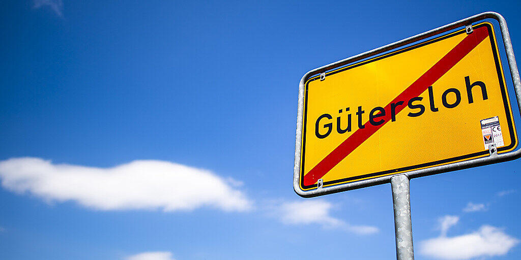 "Gütersloh" steht auf einem Ortsschild am Ortsausgang der Kreisstadt. Wegen des Corona-Ausbruchs beim Fleischproduzenten Tönnies in Rheda-Wiedenbrück sind die Schulen schon seit einigen Tagen zu. Foto: David Inderlied/dpa