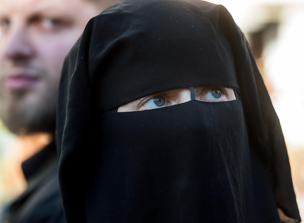 Solche Gesichtsverhüllungen (im Bild die bekannte Konvertitin Nora Illi) sollen auf Bundesebene gesetzlich verboten werden. Das fordert eine am Freitag eingereichte Volksinitiative des Egerkinger Komitees. (Archivbild) Solche Gesichtsverhüllungen (im Bild die bekannte Konvertitin Nora Illi) sollen auf Bundesebene gesetzlich verboten werden. Das fordert eine am Freitag eingereichte Volksinitiative des Egerkinger Komitees. (Archivbild)