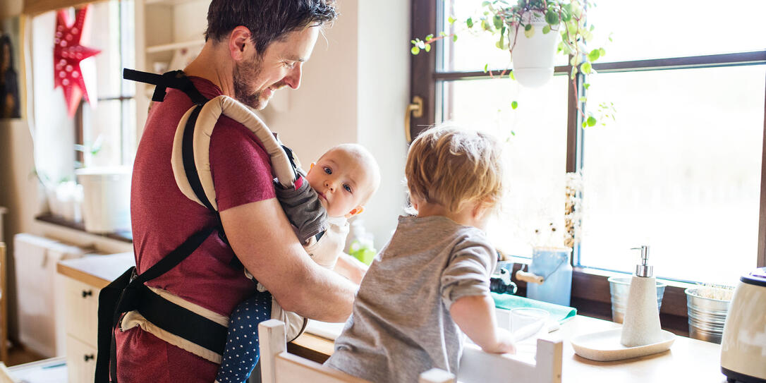 Familie und Beruf im Einklang – mit dem bezahlten Vaterschaftsurlaub.