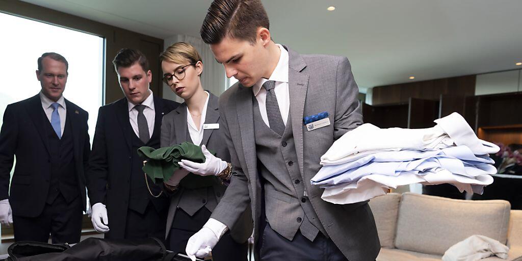 Auch den Koffer auspacken gehört zum Aufgabenbereich eines Butlers. Auch den Koffer auspacken gehört zum Aufgabenbereich eines Butlers.
