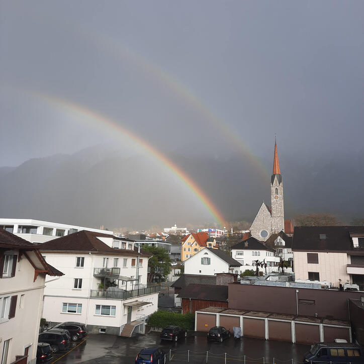 Matthias Brüstle wird beim Blick aus seiner Praxis in Schaan mit gleich zwei Regenbögen überrascht.