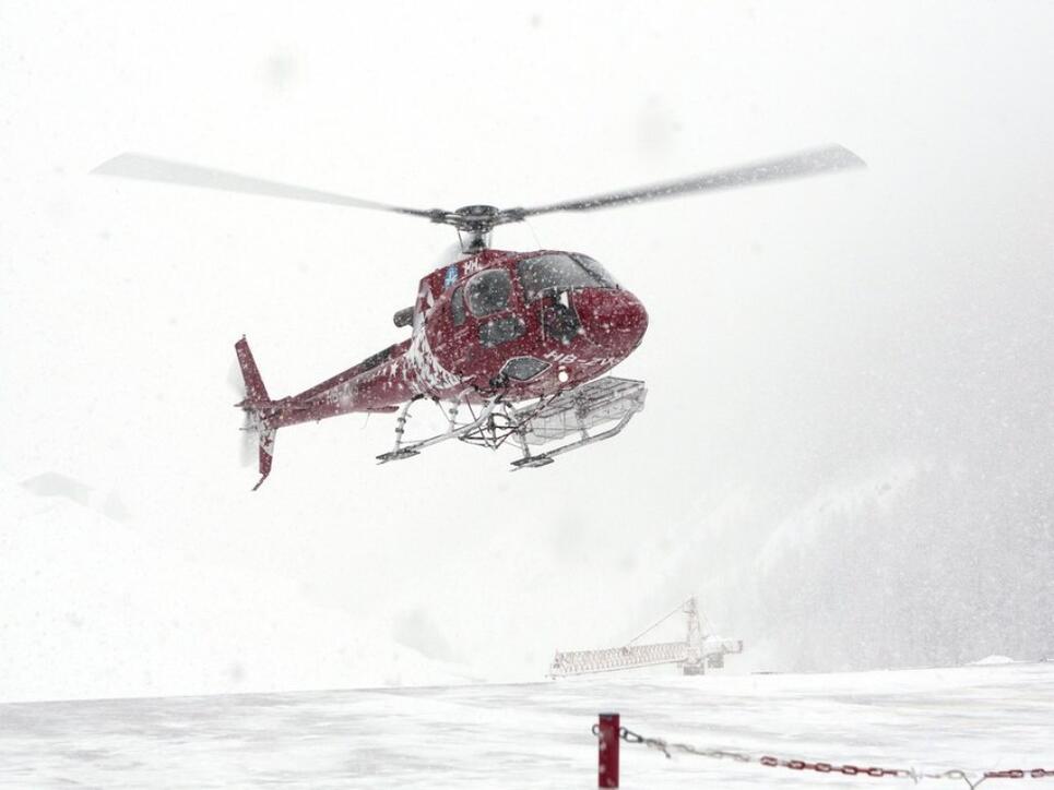 Zermatt war am Sonntag nur mit einem Helikopter erreichbar. Für die Flüge bildete sich eine lange Warteschlange.