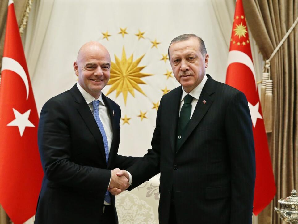Sympathien für türkische EM-Bewerbung? FIFA-Präsident Gianni Infantino (li.) mit Präsident Recep Tayyip Erdogan