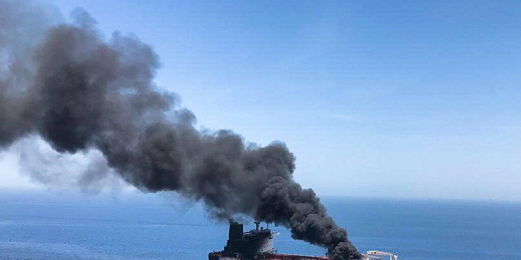 Der Öltanker "Front Altair" am Donnerstag im Golf von Oman in Brand.