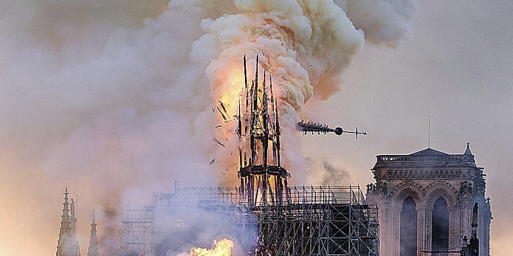 Beim Brand stürzte ein mittlerer Turm auf dem Dach der Kathedrale ein.