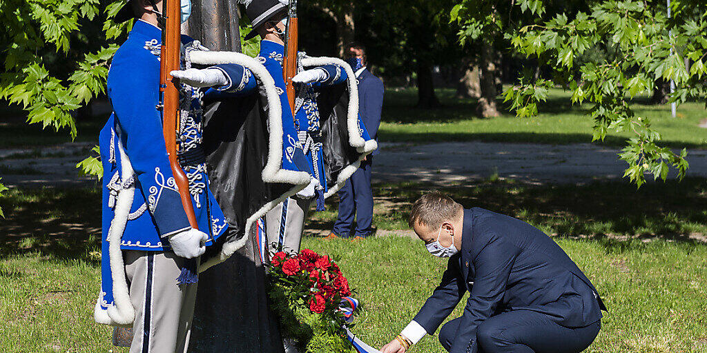 Boris Kollar (r), Parlamentspräsident des Nationalrats der Slowakei, bei der Kranzniederlegung im Rahmen der Feierlichkeiten des Friedensvertrag von Trianon vor 100 Jahren. Foto: Jaroslav Novák/TASR/dpa Boris Kollar (r), Parlamentspräsident des Nationalrats der Slowakei, bei der Kranzniederlegung im Rahmen der Feierlichkeiten des Friedensvertrag von Trianon vor 100 Jahren. Foto: Jaroslav Novák/TASR/dpa