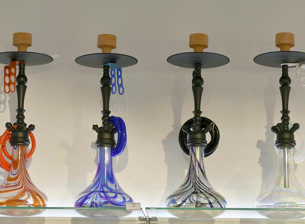 Beim Rauchen in Räumen das Lüften nicht vergessen: Shishas in einem Schaufenster. Beim Rauchen in Räumen das Lüften nicht vergessen: Shishas in einem Schaufenster.