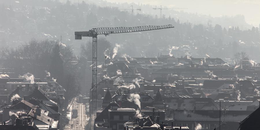HEIZUNG, HEIZEN, SCHORNSTEIN, KAMIN, RAUCH, ABGAS, ABGASE, DACH, DAECHER, KAMIN, CO2, SCHADSTOFFE, TREIBHAUSGASE, TREIBHAUSGAS, KLIMAERWAERMUNG, LUFTVERSCHMUTZUNG,