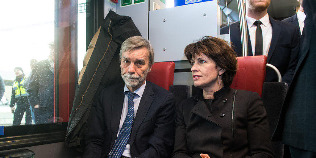 Jungfernfahrt: Verkehrsministerin Doris Leuthard und ihr italienischer Amtskollege Graziano Delrio testen die neue Bahnverbindung zwischen der Schweiz und Italien.