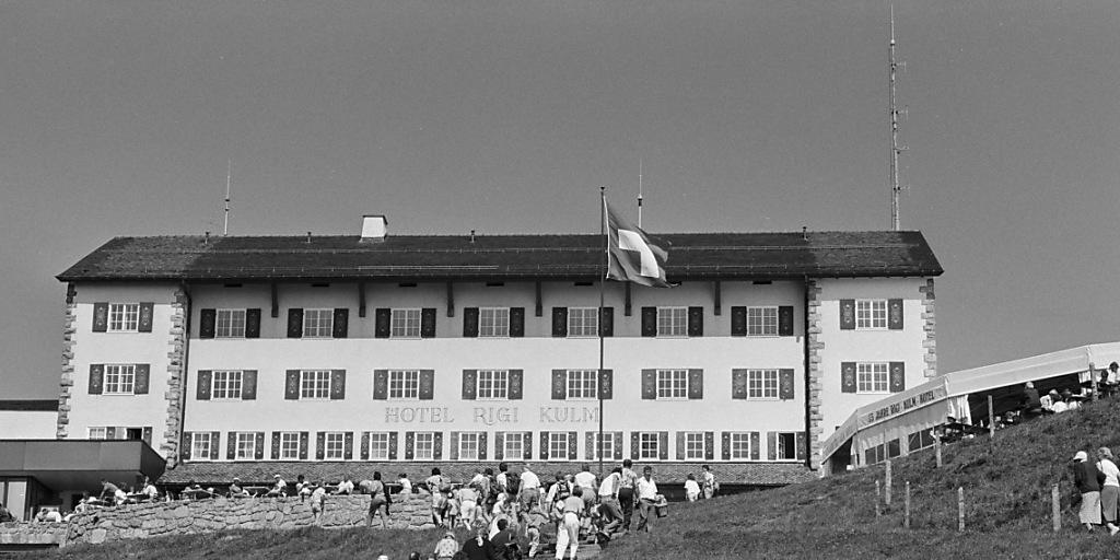 Das heute noch existierende Hotel Rigi Kulm, ein Nachfolgebau des ersten Berghotels, mit dem vor 200 Jahren der Fremdenverkehr auf dem Aussichtsberg seinen Anfang genommen hat, in einer Aufnahme von 1991 anlässlich der 175-Jahre-Feierlichkeiten. Das heute noch existierende Hotel Rigi Kulm, ein Nachfolgebau des ersten Berghotels, mit dem vor 200 Jahren der Fremdenverkehr auf dem Aussichtsberg seinen Anfang genommen hat, in einer Aufnahme von 1991 anlässlich der 175-Jahre-Feierlichkeiten.