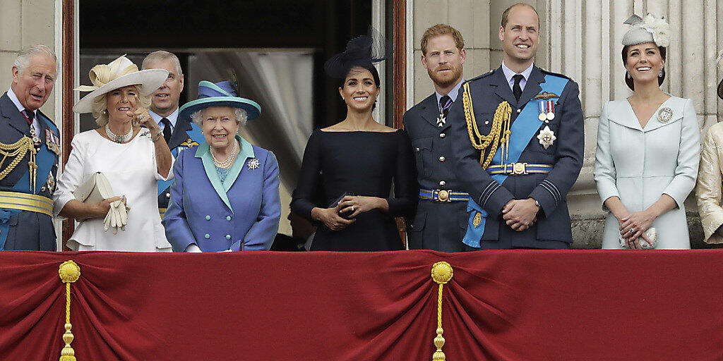 Queen Elizabeth und weitere Mitglieder der Königsfamilie haben an der 100-Jahr-Feier der Royal Air Force teilgenommen.