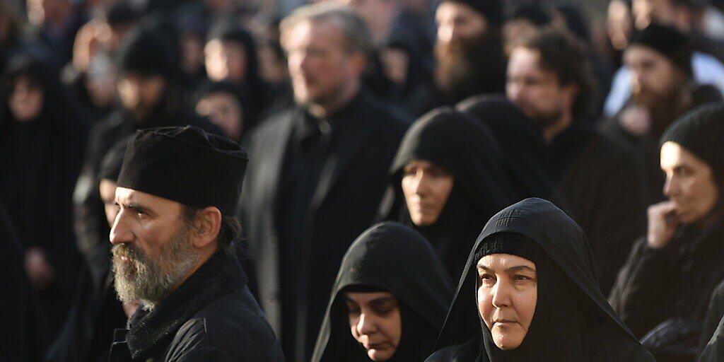 Priester und Nonnen der serbisch-orthodoxen Kirche in Montenegro sind gegen das neue Kirchengesetz auf die Strasse gegangen. (Bild vom 24. Dezember) Priester und Nonnen der serbisch-orthodoxen Kirche in Montenegro sind gegen das neue Kirchengesetz auf die Strasse gegangen. (Bild vom 24. Dezember)