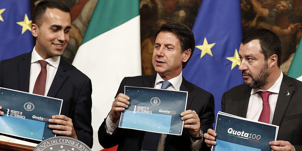 Die italienische Regierung unter Ministerpräsident Giuseppe Conte (Mitte) hat am Donnerstagabend die Rentenreform mit der "Quota100" auf den Weg gebracht.
