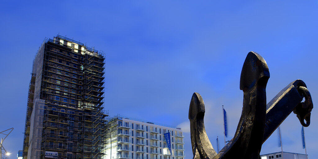 Die Skulptur "Anker des Lebens" in der Hamburger Hafencity. Nach dem Sturmtief "Friederike" hat sich das Wetter mittlerweile beruhigt.
