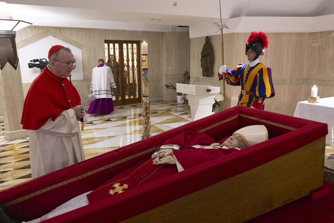 Der Leichnahm des heiligen Vaters war bis heute in der Santa-Marta-Kapelle aufgebahrt. Um 9 Uhr wird er in den Petersdom überführt, wo es den Gläubigen möglich ist, persönlich am Sarg des Papstes Abschied zu nehmen.