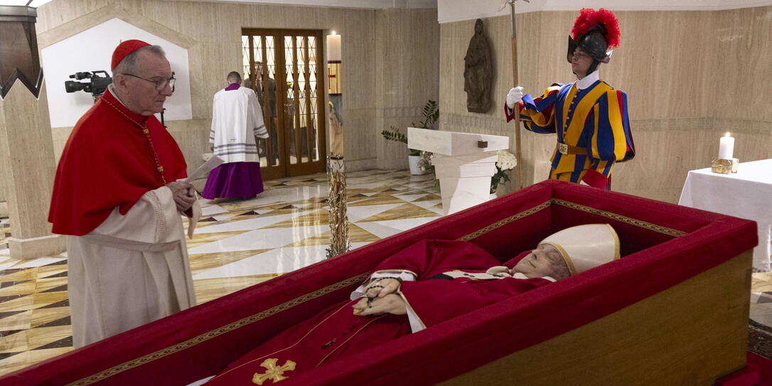 Der Leichnahm des heiligen Vaters war bis heute in der Santa-Marta-Kapelle aufgebahrt. Um 9 Uhr wird er in den Petersdom überführt, wo es den Gläubigen möglich ist, persönlich am Sarg des Papstes Abschied zu nehmen. Der Leichnahm des heiligen Vaters war bis heute in der Santa-Marta-Kapelle aufgebahrt. Um 9 Uhr wird er in den Petersdom überführt, wo es den Gläubigen möglich ist, persönlich am Sarg des Papstes Abschied zu nehmen.