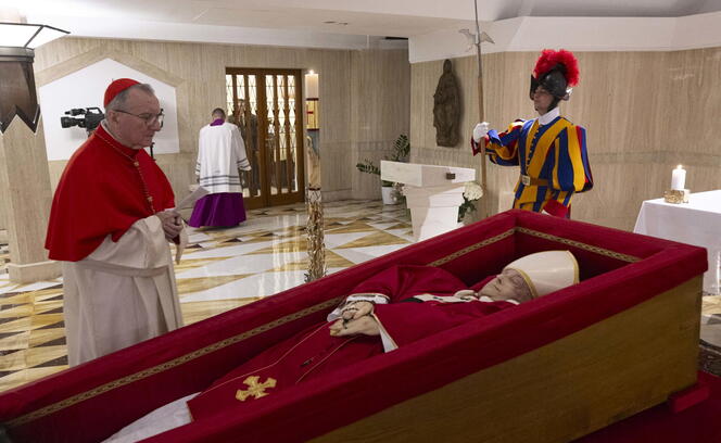Der Leichnahm des heiligen Vaters war bis heute in der Santa-Marta-Kapelle aufgebahrt. Um 9 Uhr wird er in den Petersdom überführt, wo es den Gläubigen möglich ist, persönlich am Sarg des Papstes Abschied zu nehmen.